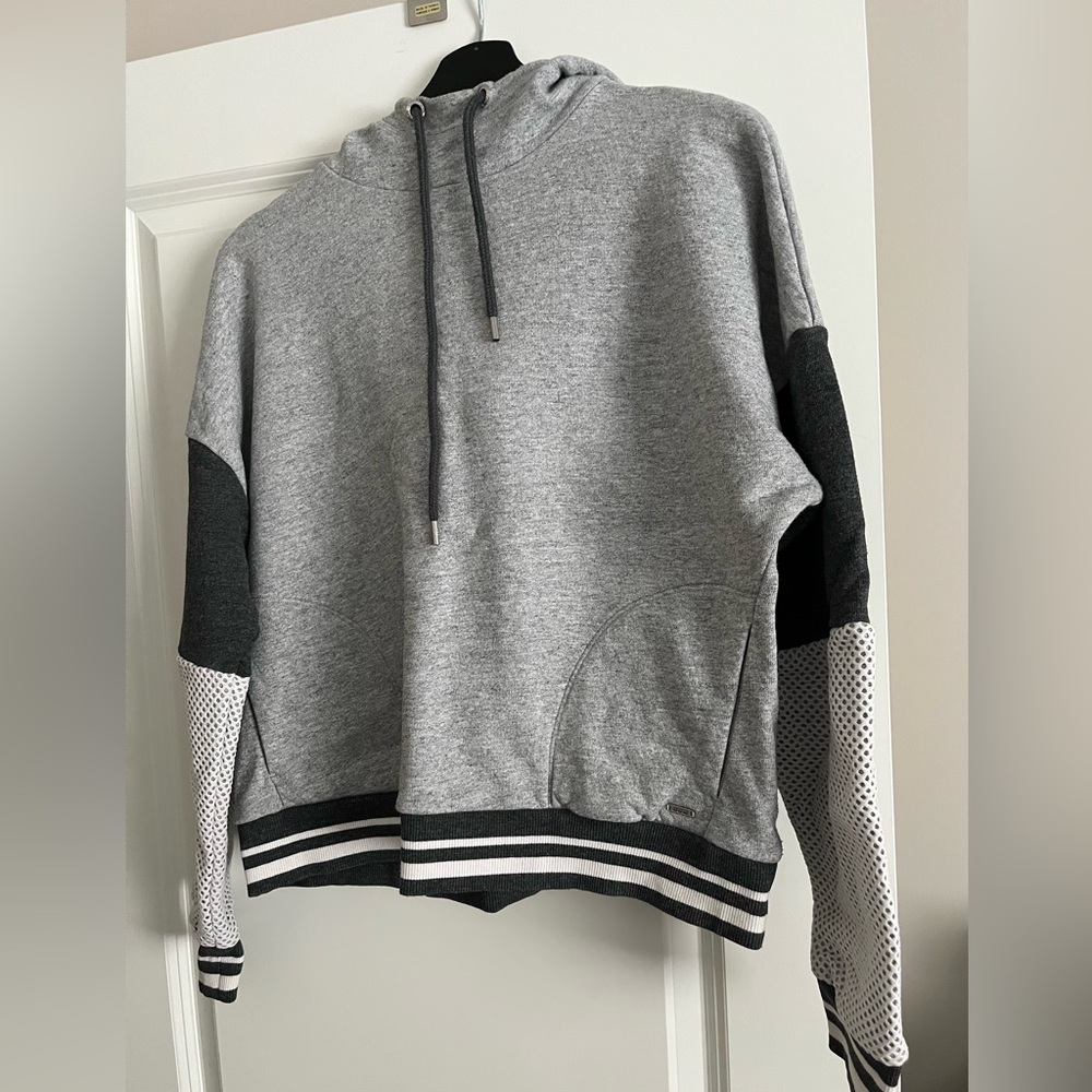 Pullover Lorna Jane hoodie with pockets